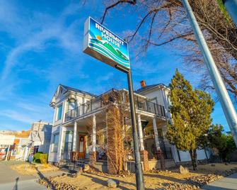 Rustic 2-Bedroom walking distance to Downtown - Reno - Building