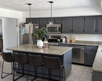 Lovely 3-bedroom house with AC in charming Cumberland. 24 min to Gilette Stadium - Cumberland - Cocina