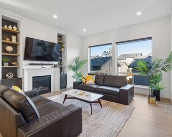 Exquisite & Luxurious Family Home, Near Vancouver, 5-star rated, Pet Friendly - Langley - Living room