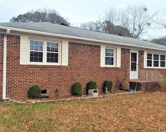 Beautiful Ranch Home Between Virginia Beach and Norfolk - Virginia Beach - Bâtiment