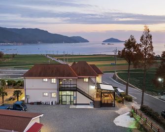Pension Manoa - Namhae - Building