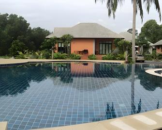 Khanom Sunrise Beach Hotel - Khanom - Басейн