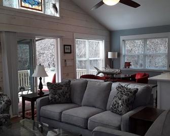 Private Waterfront property with Mountains surrounding the Loft on the Doe River - Elizabethton - Sala de estar
