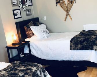 Large home walking distance to town and trails. 10 minutes to ski resorts. - Ironwood - Bedroom