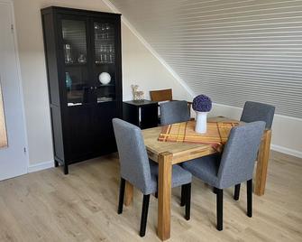Ferienwohnungen direkt am Wasser in Glückstadt - Glückstadt - Dining room