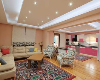 Charming 4-bedroom estate with WiFi, swimming pool and AC in enchanting Fethiye - Fethiye - Salon