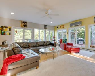 Charming Thornton Escape w/ Sauna + Gazebo! - Thornton - Sala de estar