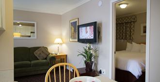 Glenwood Inn & Suites - Trail - Living room