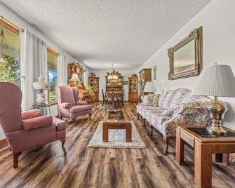 5 minutes from Center Hill Lake! Fire-pit, Level Parking, 4 Bedrooms! - Smithville - Sala de estar