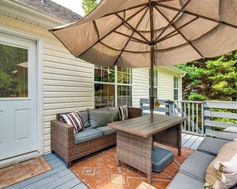 Game Room and Peaceful Deck Dacula Family Home - Dacula - Balcony