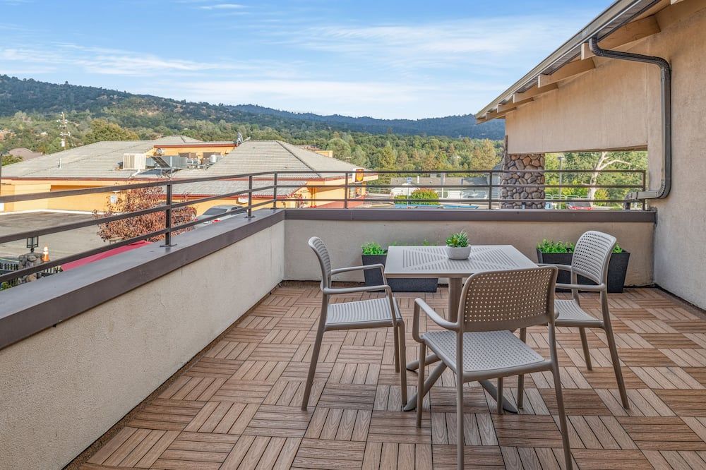 Yosemite Southgate Hotel & Suites - Oakhurst - Balkon