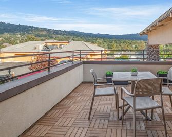 Yosemite Southgate Hotel & Suites - Oakhurst - Balkon