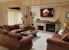 Mill Magic at Mount Sow! Vacation Home Perfect for Any Season! - Dover - Living room