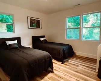 Black and White Cabin on Tranquil Three Acres - Matthews - Bedroom