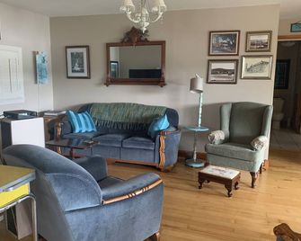 Lovely cottage Perfectly located in the centre of the Maritime Provinces - Saint John - Living room