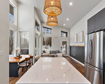 Cozy Bluff Getaway with Hot Tub - Wasilla - Dining room