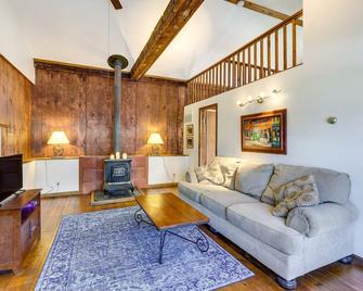Chagrin Falls Home about 2 Mi to Town! - Chagrin Falls - Living room