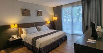 Estrella Hotel & Conference - Luwuk - Bedroom