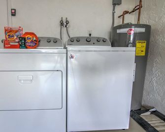 Relax Poolside & Walk or Bike to the Beach From This Amazing Naples Pool Home! - Naples - Laundry facility