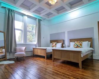 Sleeps 20 Stunning Ashton Mansion - Ashton-under-Lyne - Bedroom