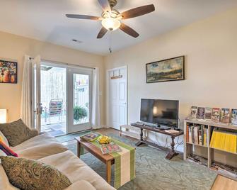 Charming Charlottesville Apt with Outdoor Space! - Charlottesville - Living room
