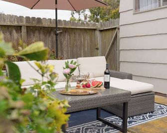 Sundog Cottage - Clean & Cozy - EV - Walk to Food & Beach - Fenced Yard for Dog - Dillon Beach - Balcony