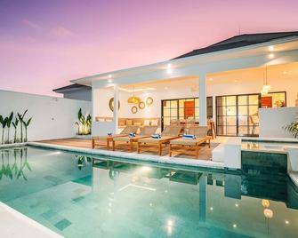 Villa L at Seseh 2 bedroom private luxury oasis next to the Beach - Denpasar - Havuz