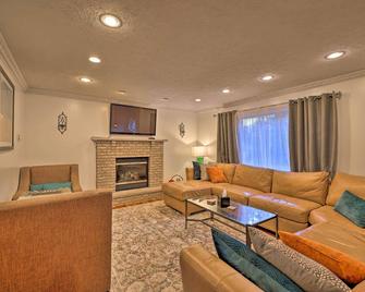 Resort Perks & Lake Access: Poconos Retreat - Pocono Summit - Sala