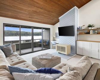 3BR 3BA Condo - Steps away from Beach, Pool and Dining! - Port Ludlow - Sala de estar