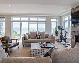 Lux Lake House on Private Beach + Peloton - Port Dover - Living room