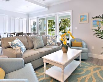 Waterfront 3-Bedroom Condo At Bayfront Suites & Marina - No Cleaning Fee - קי ווסט - סלון