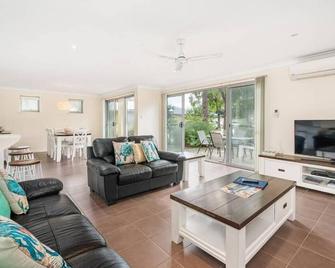 Maggies Beach House - U56 Cape View - Busselton - Olohuone