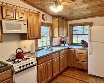 One Bedroom Guest Cabin, With Loft Space - On Nek Biking And Vast Trails - East Burke - Kitchen
