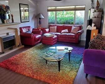 Colorful Warm Weather Jewel House 10,000 sq ft lot. - Menifee - Sala de estar