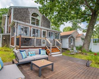 Beautiful lake front home. Amazing view! - Ashford - Patio