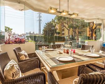 Gorgeous Apartment In Calahonda - Sitio de Calahonda - Dining room