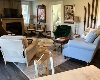 Modern cottage located in 250 private acres Pond Fishing Hiking Fire Pit - Ellicottville - Sala de estar