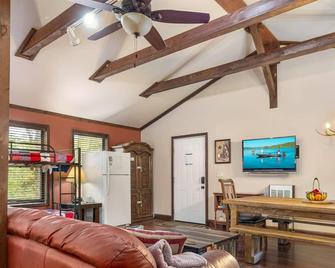 Spring River Fishing Cabins #2 - Dogwood - Dogs ok - Miami - Salon