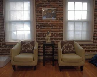 Charming House In Downtown Boston, Nearby Attractions, Parking & Free Wifi - Boston - Living room