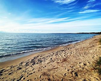 Fall Escape - dazzling colours & stunning beach - Penetanguishene - Playa