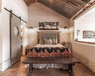 Creatively colorful and cozy cabin and Airstream on the Brazos! - Waco - Bedroom