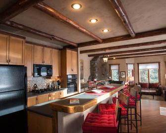 Private Luxury Boutique Vacation Rental in the heart of down town Canmore - Canmore - Kitchen