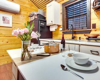 Cozy Onalaska Cabin ~ 2 Mi to Lake Livingston! - Onalaska - Dining room