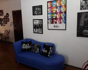 Casa Beatles Hostel Bauru - Bauru - Wohnzimmer