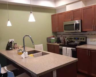 Stunning 1-BD near Skytrain, park. Remote worker dream. Netflix/HDTV/ projector - Burnaby - Kitchen