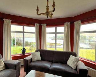 Portfinn Lodge - Leenaun - Living room