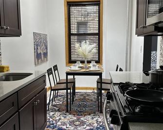 Modern 2 bedroom apartment, 5 minute walking to ocean - Brooklyn - Dining room