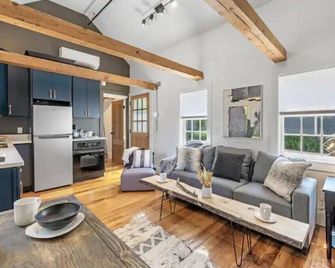 The Bookstore · 2 Private Parking Spots · 2 King Beds · Downtown Rockport· - Rockport - Olohuone