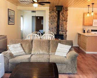 Cottage on Lake Superior Paradise Michigan Whitefish Bay on Whitefish Point Road - Paradise - Living room