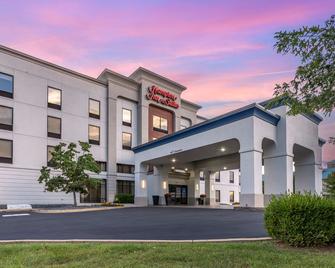 Hampton Inn & Suites Louisville East - Louisville - Building